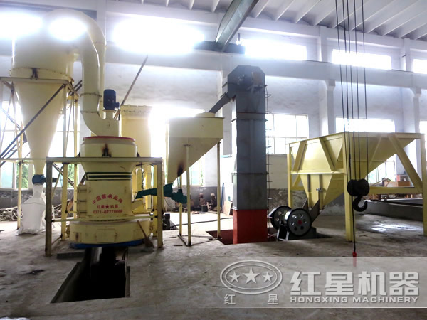 小型滑石雷蒙磨粉機(jī)設(shè)備生產(chǎn)現(xiàn)場(chǎng) 小型滑石雷蒙磨粉機(jī)設(shè)備生產(chǎn)現(xiàn)場(chǎng)